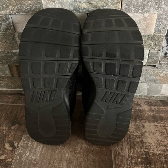 Nike Tanjun child size 12.5 black on black - Picture 2 of 3